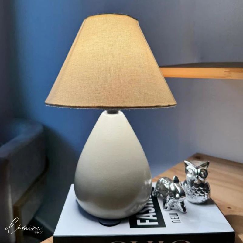 Abajur de Mesa em Cerâmica com Cúpula de Linho