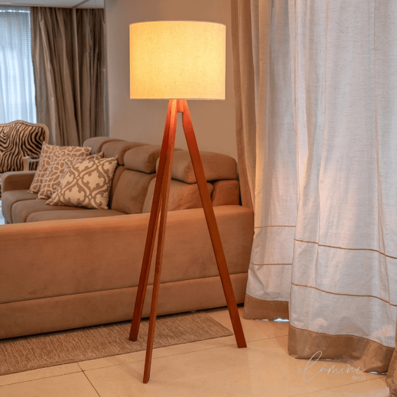 Luminária de Chão Clássica em Linho